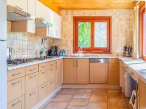 Kuchyň nebo kuchyňský kout v ubytování Holiday Home in Barvaux Weris with Sauna