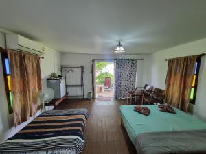 Katil atau katil-katil dalam bilik di TK Beach Resort Koh Mak