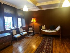 - un salon avec un lit, des chaises et un tapis dans l'établissement Maison Gally Historic Luxury, à Carcassonne