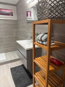 a bathroom with a sink and a counter with towels at La Dolce Vita da Elena - Appartement lumineux à Saint-Raphaël in Saint-Raphaël