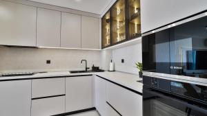 Køkken eller tekøkken på Luxury SeaView Apartment Azzurro 5