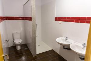 uma casa de banho branca com um WC e um lavatório em Muxia Mare em Muxía