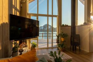 Un televizor și/sau centru de divertisment la Unique cabin in the heart of Lofoten