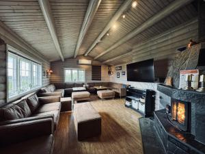 Χώρος καθιστικού στο Red Cross Cabin, Spacious mountain lodge