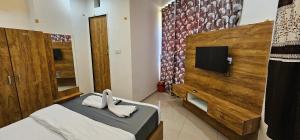 Televisyen dan/atau pusat hiburan di Hotel Aaryodaya