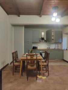 a dining room with a table and chairs and a kitchen at il Profferlo in Viterbo