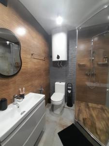 Ένα μπάνιο στο LUCKY - apartment city Center in a Residential complex +31 φωτογραφίες