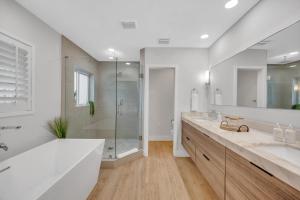 Koupelna v ubytování Heated pool Lush Tropical Surrounding Castaway Key RESlDENCES + 40 fotografií