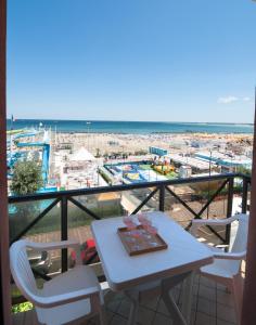 リミニにあるResidenza Sol Holidayのビーチの景色を望むバルコニー(テーブル、椅子付)