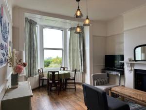 Μια τηλεόραση ή/και κέντρο ψυχαγωγίας στο 1 Bed Flat - Sleeps 4 - Pets - Garden - Parking