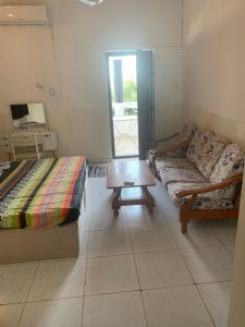 a living room with a couch and a table at Brise de Mer Sun in Djibouti