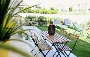 Una mesa y sillas de madera en un patio. en Nice Apartment In Marzamemi With House Sea View, en Marzamemi
