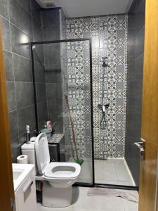 Un baño con ducha, inodoro y lavabo. en Appartement 50 m Ocean, en Kenitra