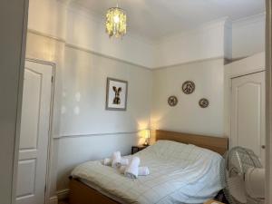 Ένα ή περισσότερα κρεβάτια σε δωμάτιο στο 1 Bed Flat - Sleeps 4 - Pets - Garden - Parking