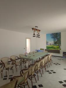 ein großes Esszimmer mit einem langen Tisch und Stühlen in der Unterkunft Manduria Quality point Stays in Manduria