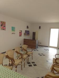 ein Esszimmer mit einem Tisch und Stühlen in einem Raum in der Unterkunft Manduria Quality point Stays in Manduria