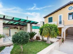 Zahrada ubytování Simplistic Apartment in Reitani near Lido Beach