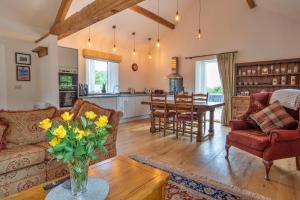 un salon avec un canapé et une table dans l'établissement Finest Retreats - Westhills Cottage, à Winster