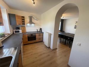 Kuchyň nebo kuchyňský kout v ubytování Ferienhaus Bibertal Anhofen