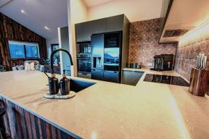 Kuchyň nebo kuchyňský kout v ubytování Alpine Retreat - Panoramic Views & Hot Tub