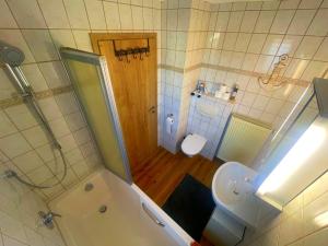Koupelna v ubytování Ferienhaus Bibertal Anhofen + 25 fotografií