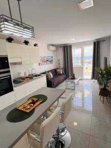 a kitchen and living room with a table and chairs at Las Mareas Sea View Terrace 3 min to Beach in Morro del Jable