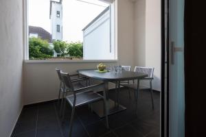a table and chairs in a room with a window at Iderhoff Lounge 01 in Norderney