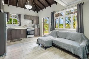 Η κουζίνα ή μικρή κουζίνα στο Serene Escape - Central & Modern