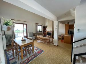 a living room with a table and a kitchen at Mare e Monti in Litochoro