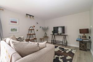 Μια τηλεόραση ή/και κέντρο ψυχαγωγίας στο Charming dog friendly cottage in rural Suffolk