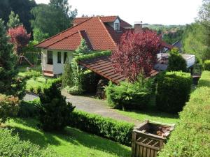 een huis in een tuin met een hek bij Group Hideaway with Pool in Ballenstedt