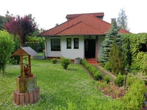 een huis met een vogelvoeder in de tuin bij Group Hideaway with Pool in Ballenstedt