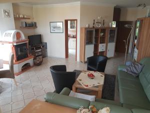 een woonkamer met een bank en een tafel bij Group Hideaway with Pool in Ballenstedt