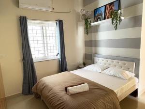 Ένα ή περισσότερα κρεβάτια σε δωμάτιο στο Yana 3Bhk Apartment WiFi AC Smart Tv Kitchen