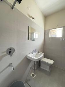 Ένα μπάνιο στο Yana 3Bhk Apartment WiFi AC Smart Tv Kitchen