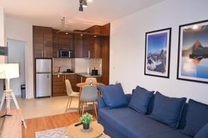 Kuchyň nebo kuchyňský kout v ubytování Cozy Flat with Pool & Mountain Views, Near Gondola by Flat Mаnаger