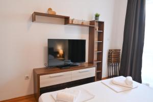 TV a/nebo společenská místnost v ubytování Cozy Flat with Pool & Mountain Views, Near Gondola by Flat Mаnаger