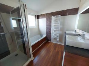 Koupelna v ubytování Holiday home close to beach, Cléder