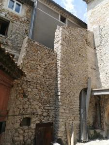 a stone wall of a building with a window at Nid Minéral - Suite voûtée de charme au cœur de Vallon Pont d'Arc in Vallon-Pont-dʼArc