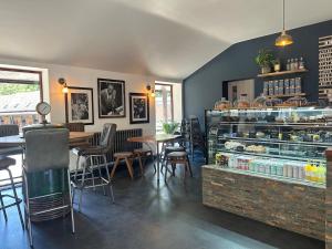ein Restaurant mit Theke und Tischen und Stühlen in der Unterkunft The Flat - Waresley Park Estate 