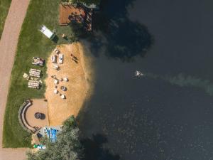 eine Luftansicht auf einen Strand mit Stühlen und Wasser in der Unterkunft The Flat - Waresley Park Estate  + 2 Fotos