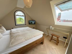 a small bedroom with a bed and a window at Hus Kiek in de See in Cuxhaven
