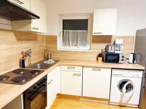 Η κουζίνα ή μικρή κουζίνα στο Spacious 2-Room Apartment in Gummersbach