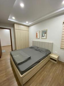 Un dormitorio con una cama grande en una habitación. en HomeStay Old Quarter Hai Phong, en Hai Phong