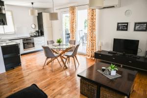a kitchen and living room with a table and chairs at Apartments Marijin Dvor in Splitska
