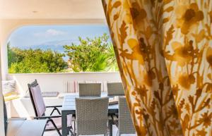 - une vue depuis le balcon d'une maison avec une table et des chaises dans l'établissement Apartments Marijin Dvor, à Splitska