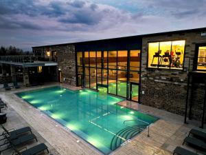 Una piscina frente a un edificio por la noche. en Wild Rose Holiday Park, en Great Ormside