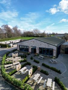 Una vista aérea de un edificio con sillas en un patio. en Wild Rose Holiday Park, en Great Ormside 30 fotos más