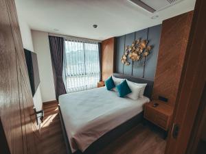 - une petite chambre avec un lit et une fenêtre dans l'établissement FAMILY HOMES Wyndham - Spacious 2BDRM Just Steps from Rawai Beach, à Ban Saiyuan (1)