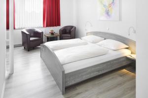 グレーフェンにあるHotel Wermeltのベッド1台(椅子2脚、テーブル付)